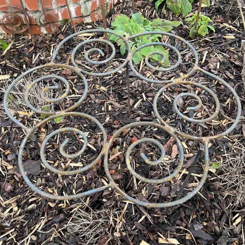 Wetterfeste Metall-Rankhilfe mit Spiraldesign, ideal zur Unterstützung von Blumen und Kräutern im Garten.