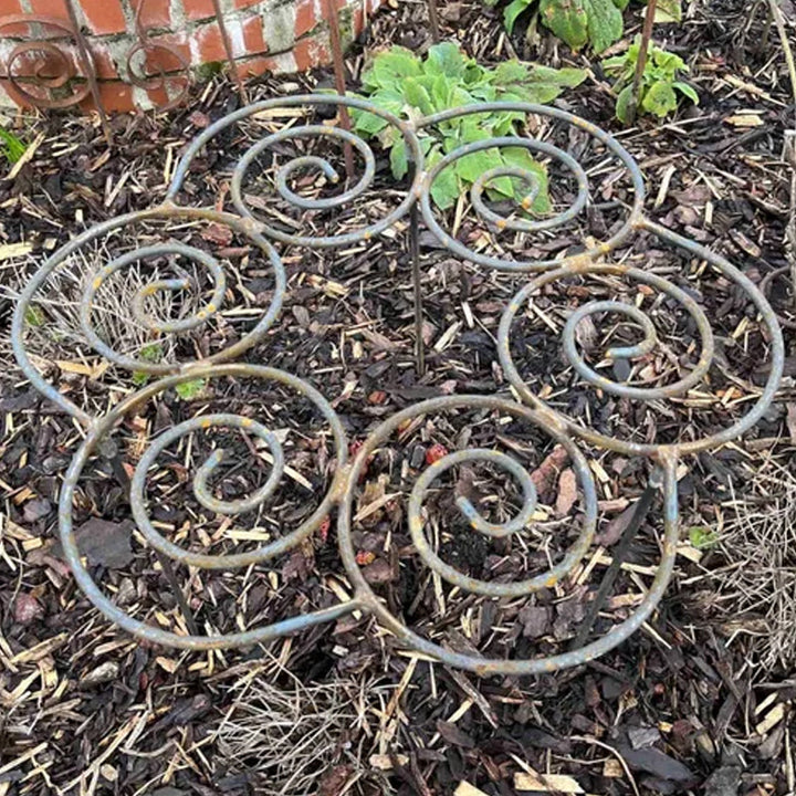 Wetterfeste Metall-Rankhilfe mit Spiraldesign, ideal zur Unterstützung von Blumen und Kräutern im Garten.