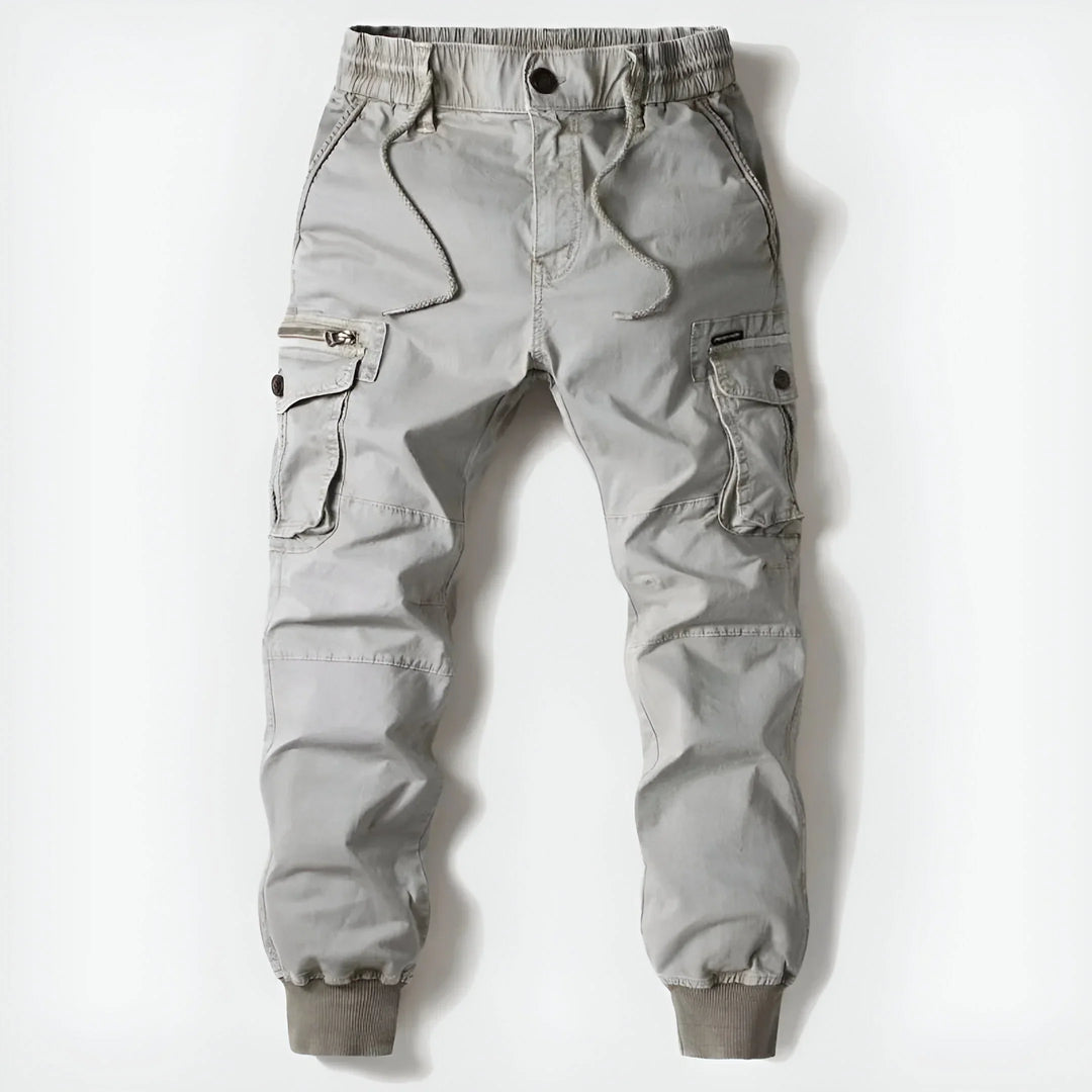 Robuste Herren Cargo Hose in Grau, ideal für Alltag & Freizeit. Bequem, stilvoll und mit praktischem Stauraum.