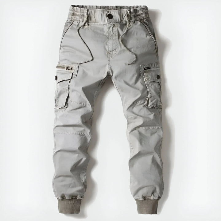 Robuste Herren Cargo Hose in Grau, ideal für Alltag & Freizeit. Bequem, stilvoll und mit praktischem Stauraum.