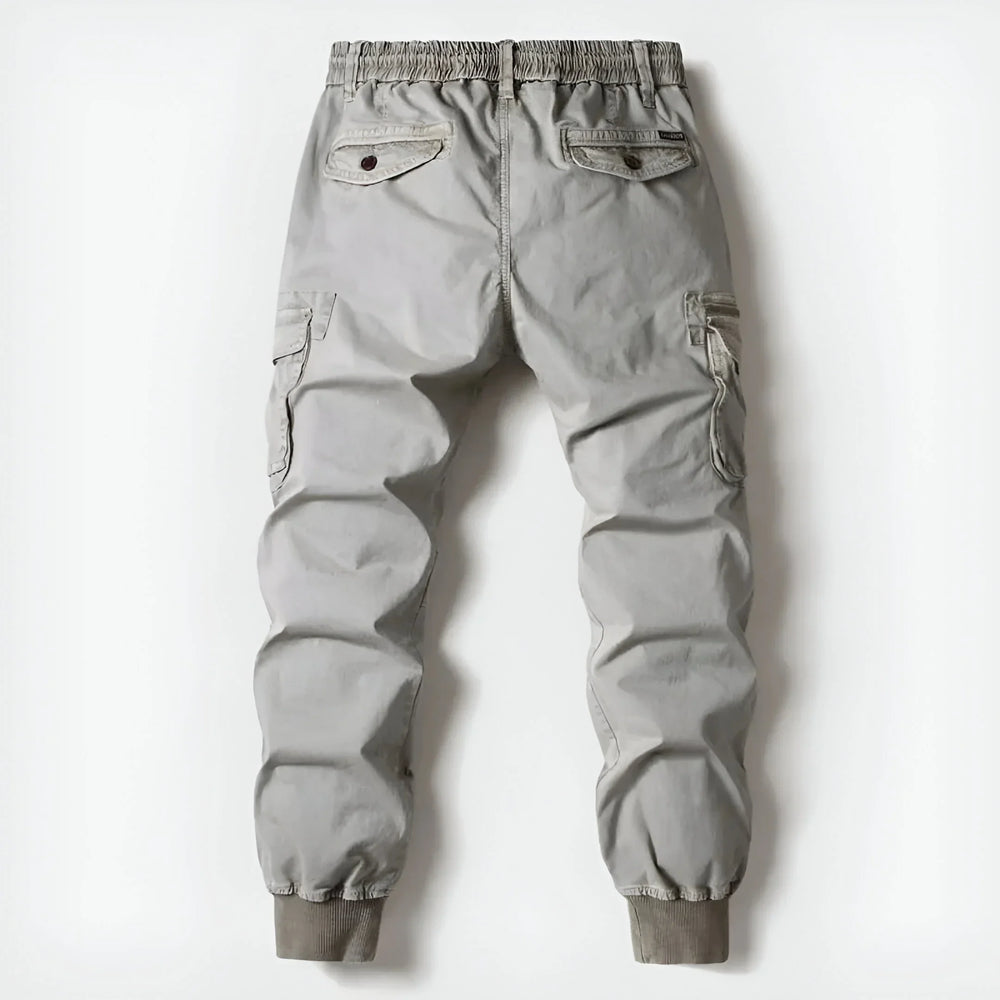 Funktionale Khaki Herren Cargo Hose mit praktischen Taschen, perfekt für Outdoor-Abenteuer. Strapazierfähig & bequem.