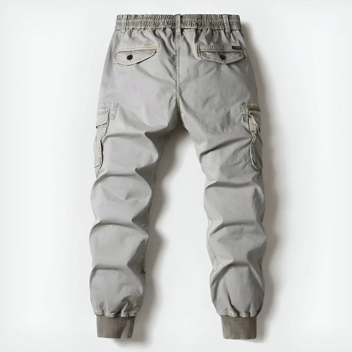 Funktionale Khaki Herren Cargo Hose mit praktischen Taschen, perfekt für Outdoor-Abenteuer. Strapazierfähig & bequem.