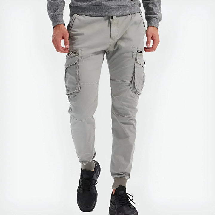 Stilvolle schwarze Herren Cargo Freizeithose für den aktiven Mann. Langlebig, hoher Komfort und vielseitig kombinierbar.