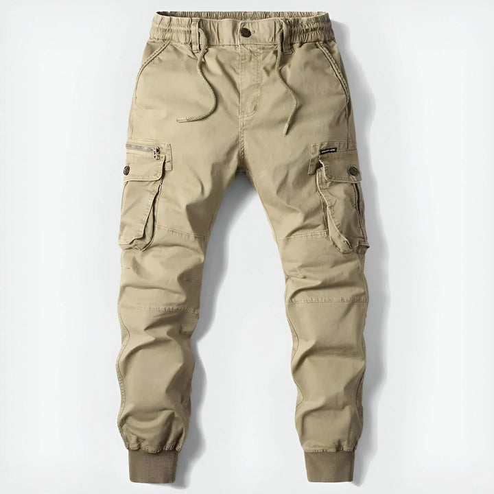 Bequeme grüne Herren Outdoorhose, robust für Wanderungen & Alltag. Mit geräumigen Cargo-Taschen für Essentials.