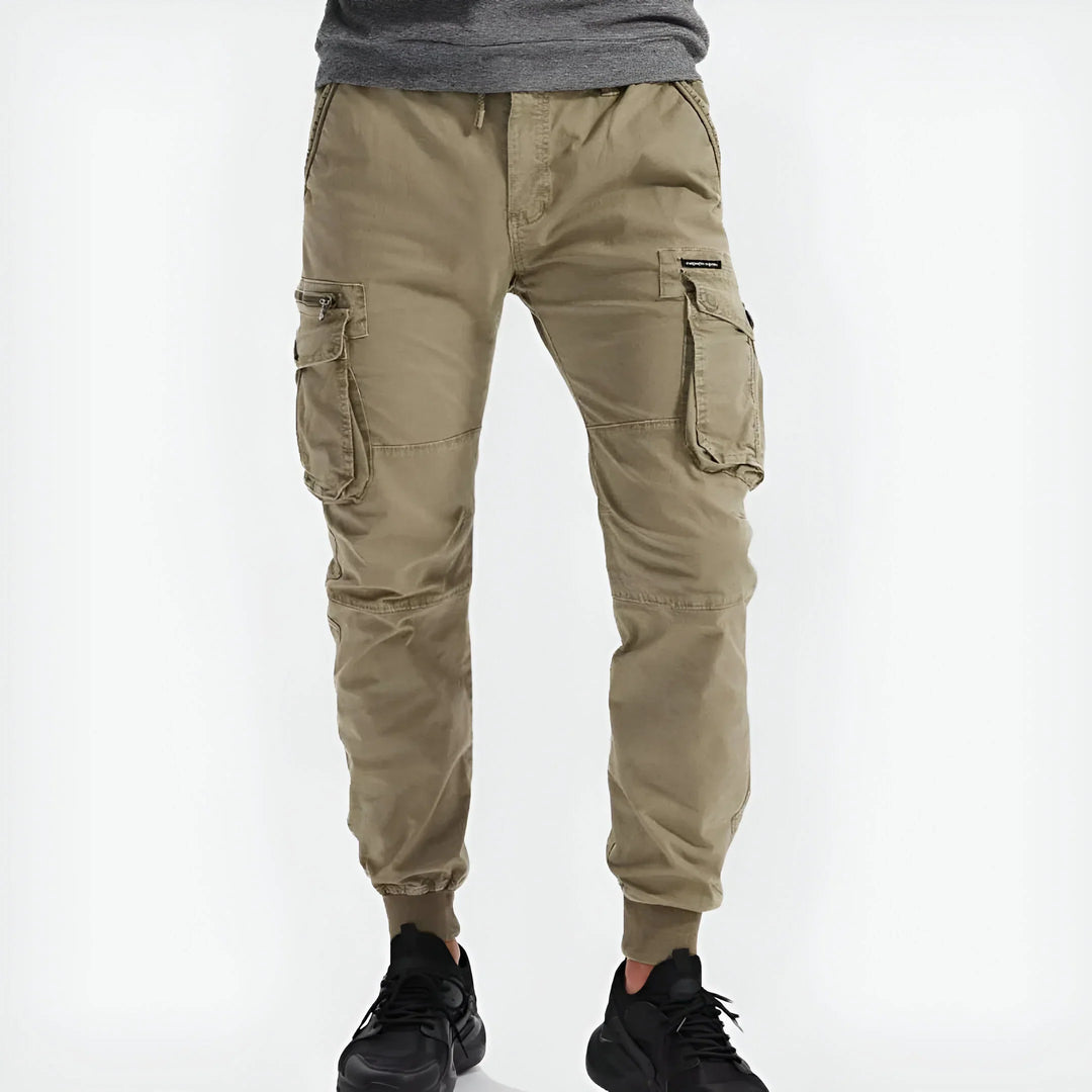 Moderne blaue Herrenhose im Cargo-Stil, ideal für Alltag und Freizeit. Hoher Tragekomfort und robustes Material.