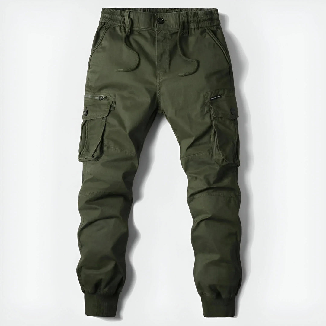 Nahaufnahme der praktischen seitlichen Cargo-Taschen einer Herrenhose, bietet sicheren Stauraum für unterwegs.
