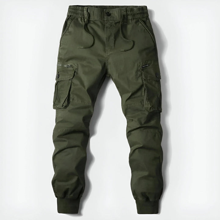 Nahaufnahme der praktischen seitlichen Cargo-Taschen einer Herrenhose, bietet sicheren Stauraum für unterwegs.