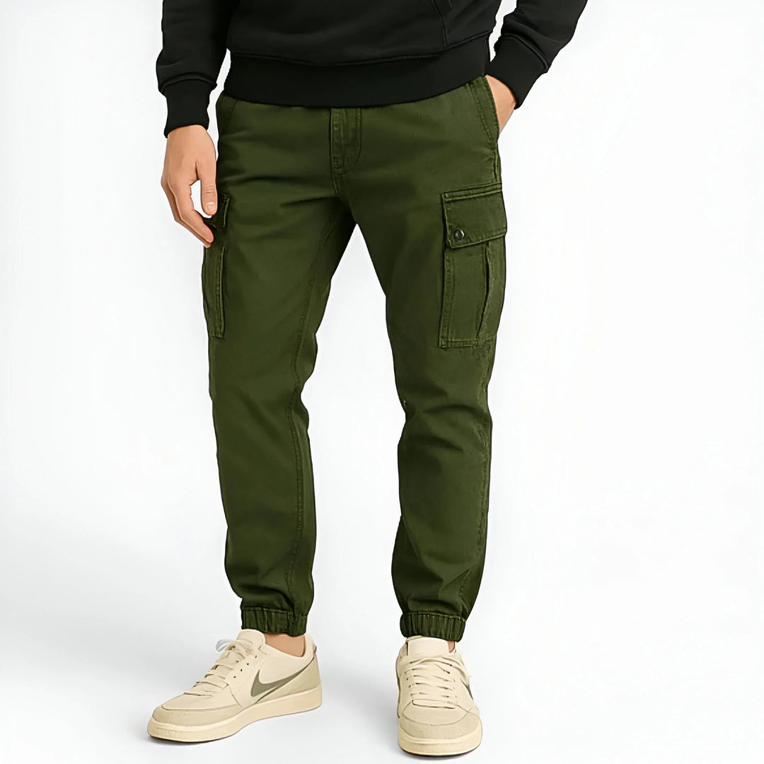 Vielseitige Herren Cargo Hose in Braun, perfekt für Arbeit & Freizeit. Robustes Design und bequemer Schnitt.