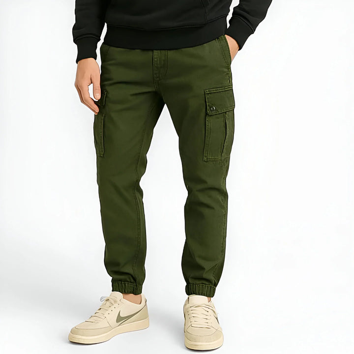 Vielseitige Herren Cargo Hose in Braun, perfekt für Arbeit & Freizeit. Robustes Design und bequemer Schnitt.