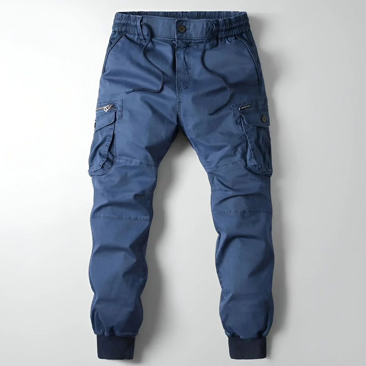 Mann trägt eine stylische Herren Cargo Hose und demonstriert Komfort und Bewegungsfreiheit im Alltag.