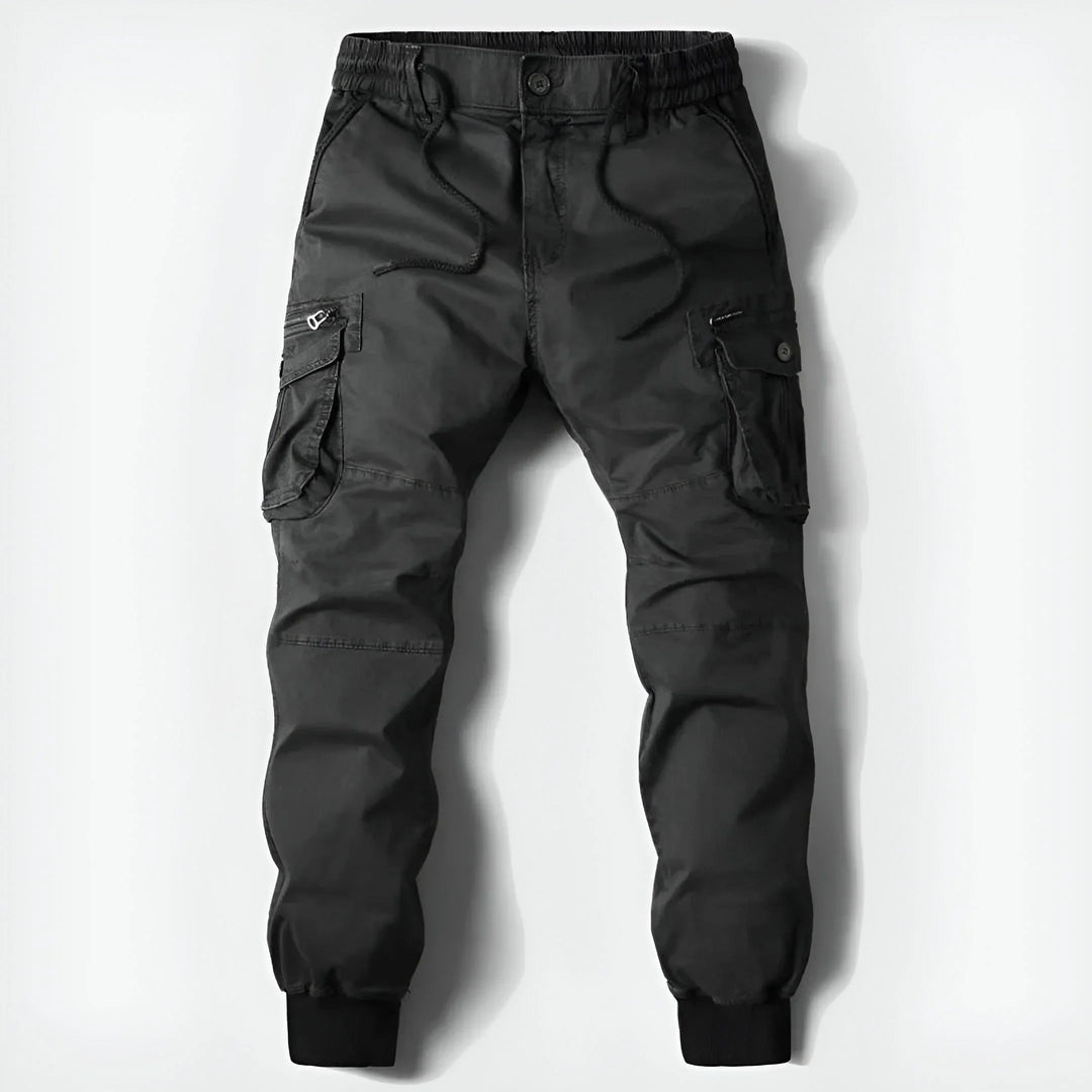 Detaillierte Ansicht der hochwertigen Stofftextur einer Herren Cargo Hose, langlebig und pflegeleicht.