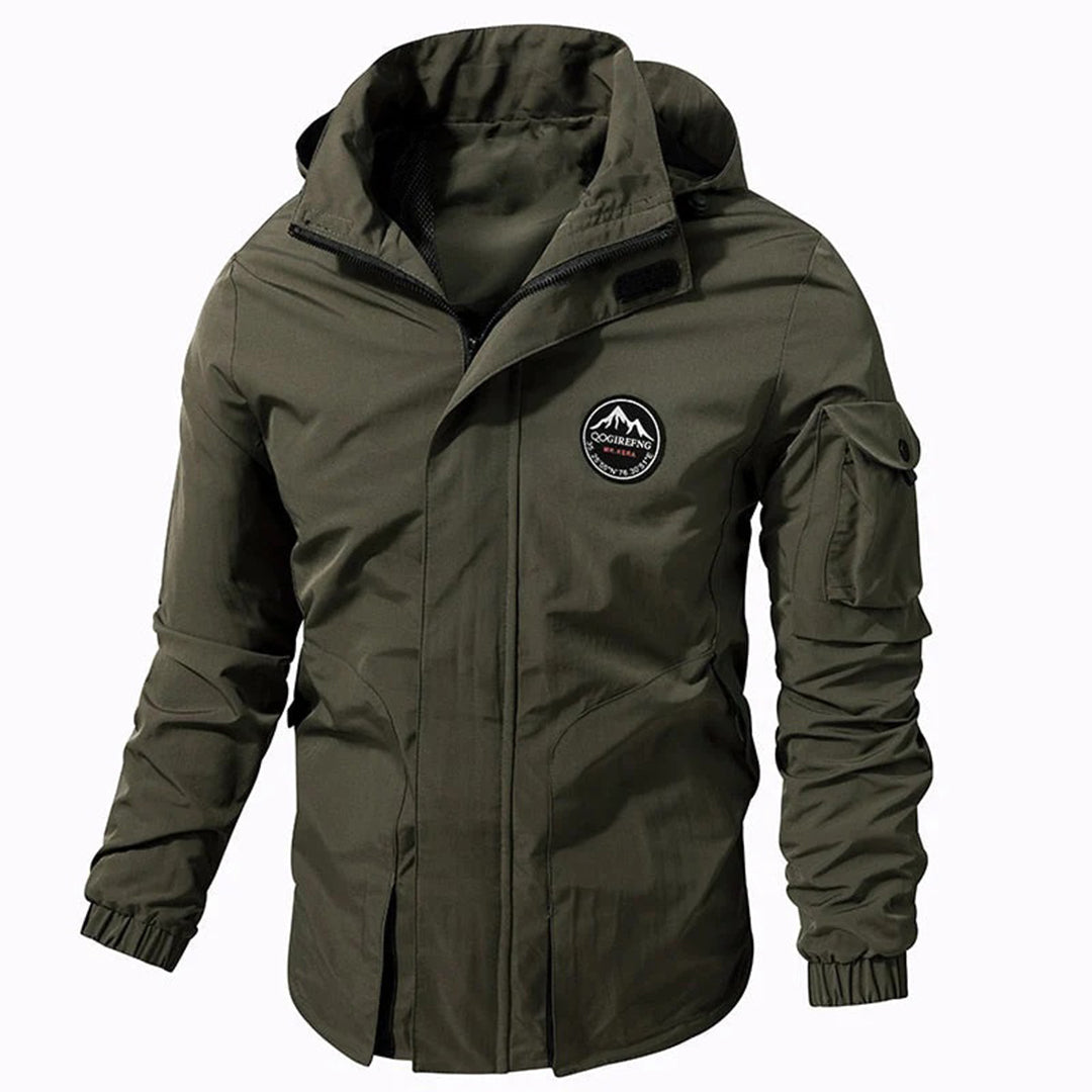 Stylische Herren Winterjacke mit Kapuze, schützt zuverlässig vor Kälte. Ideal für die Herrenmode.