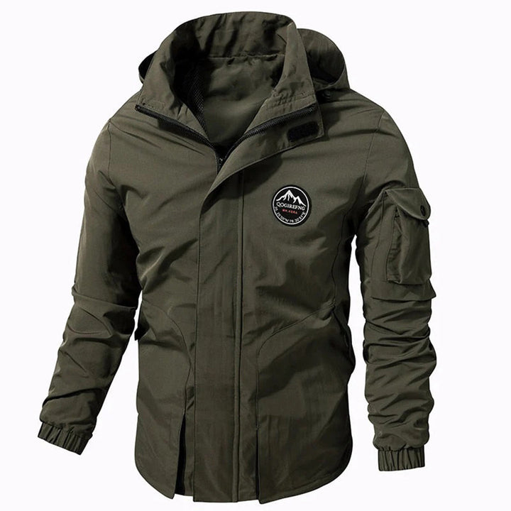 Stylische Herren Winterjacke mit Kapuze, schützt zuverlässig vor Kälte. Ideal für die Herrenmode.