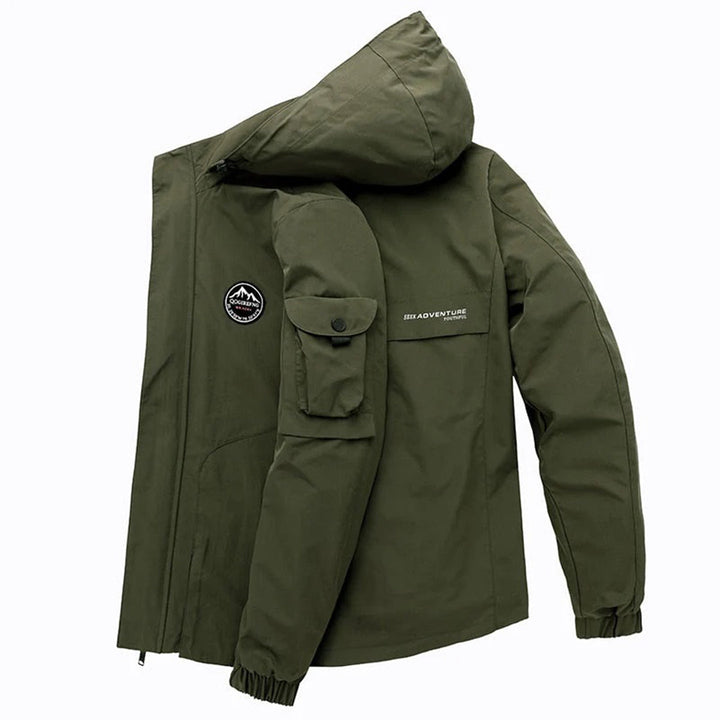 Markante Herren Winterjacke Riley mit warmer Kapuze, perfekt für den Winter. Stilvolle Freizeitjacke für Ihn.