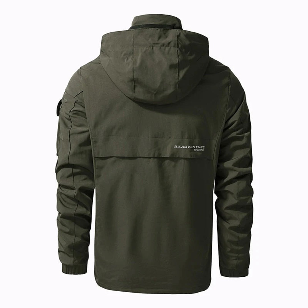 Komfortable Herren Winterjacke mit Kapuze, bietet optimalen Schutz vor Kälte. Langlebige Männerkleidung.