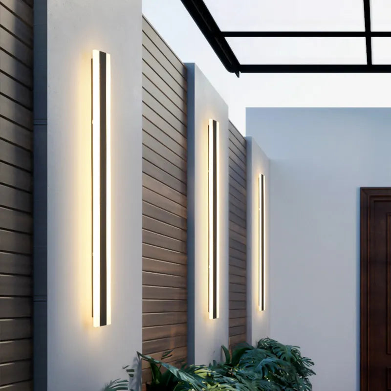 Elegante LED-Außenleuchte im modernen Design, perfekt für stilvolle Gartenbeleuchtung und Terrasse am Abend.
