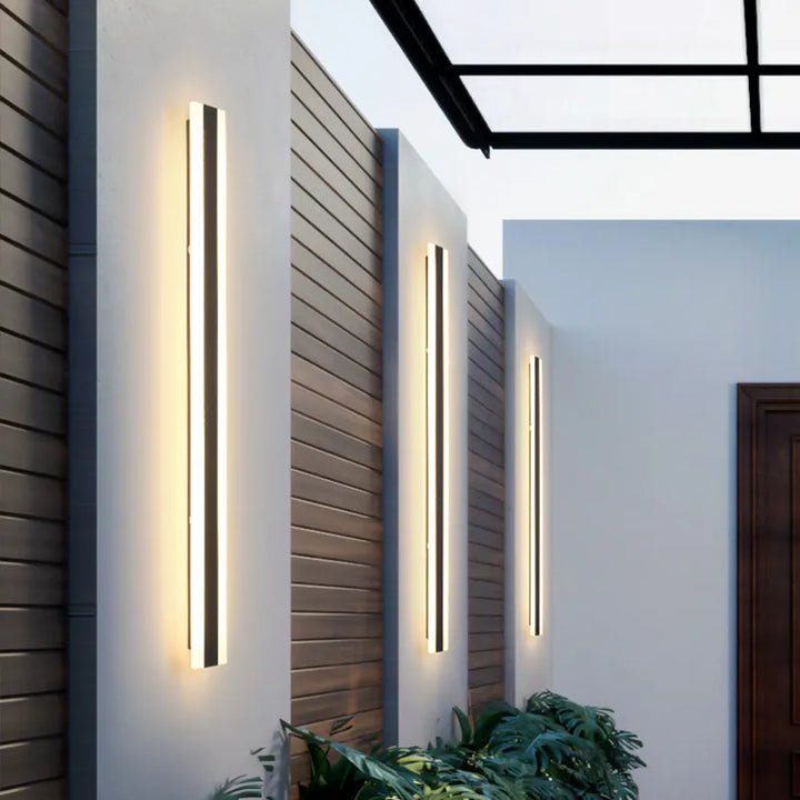 Elegante LED-Außenleuchte im modernen Design, perfekt für stilvolle Gartenbeleuchtung und Terrasse am Abend.