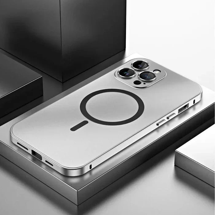 Goldene Metall Handyhülle für iPhone 13 mit MagSafe. Bietet stoßfesten Schutz.