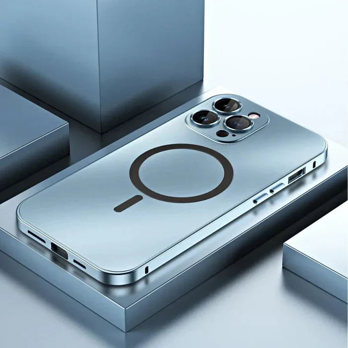 Goldene Metall Schutzhülle für iPhone 13. Robust, elegant und MagSafe-kompatibel.