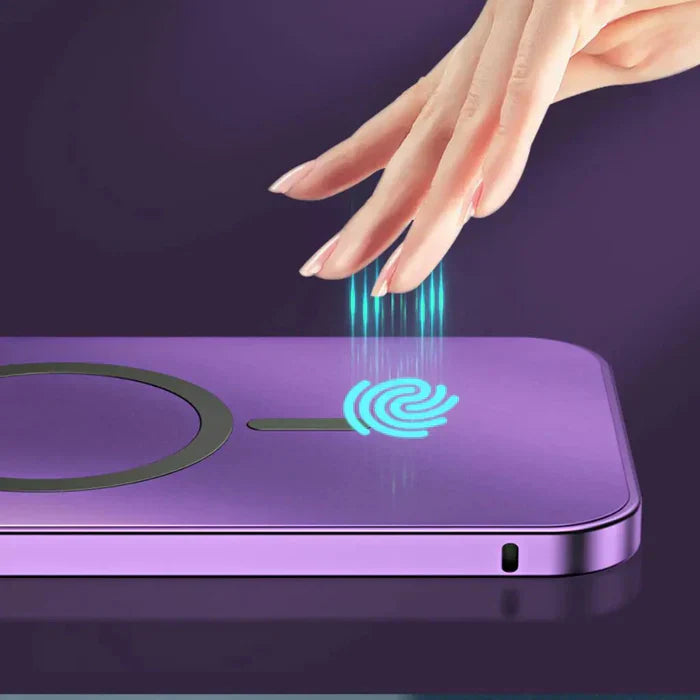 Lila robuste Metall Handyhülle mit MagSafe. Alle Anschlüsse sind präzise ausgeschnitten.