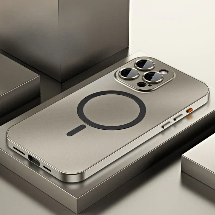 Silberne Metall MagSafe Handyhülle für iPhone 14. Maximaler Aufprallschutz garantiert.