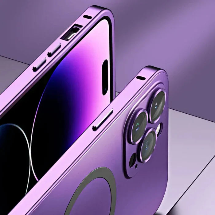 Blaue Premium Metall iPhone Hülle mit MagSafe. Zeigt Präzision und Verarbeitung.