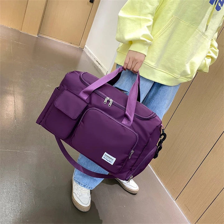 Geräumiger Dufflebag mit Schuhfach & Fächern für optimale Organisation von Sportgepäck.