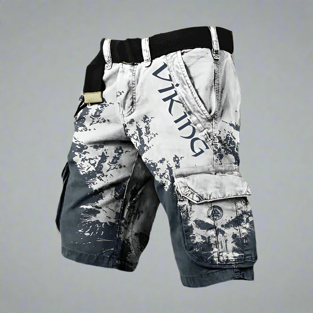 Mann trägt bequeme Herren Cargo Shorts beim Wandern; perfekte Outdoor & Abenteuer kurzehose für den Sommer.