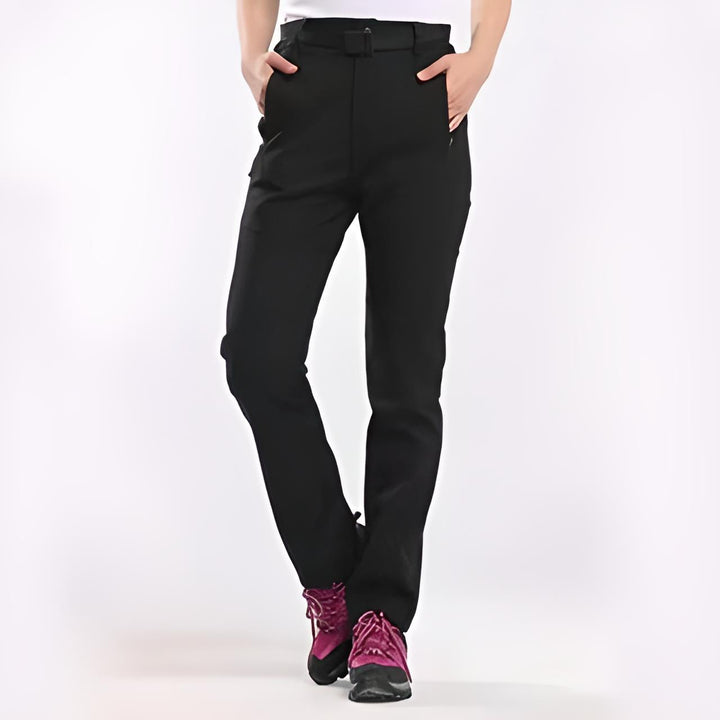 Robuste, wasserdichte Damen Wanderhose für Trekking & Outdoor-Abenteuer. Bequem und funktional.