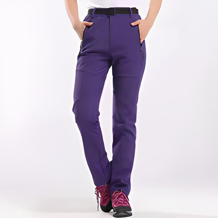 Strapazierfähige Outdoor-Damenhose, robust & wasserdicht, ideal für anspruchsvolle Wanderungen und Reisen.