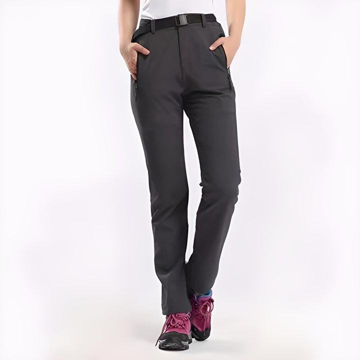 Detailansicht der robusten Damen Wanderhose: wasserabweisendes Material & praktische Taschen für Outdoor.