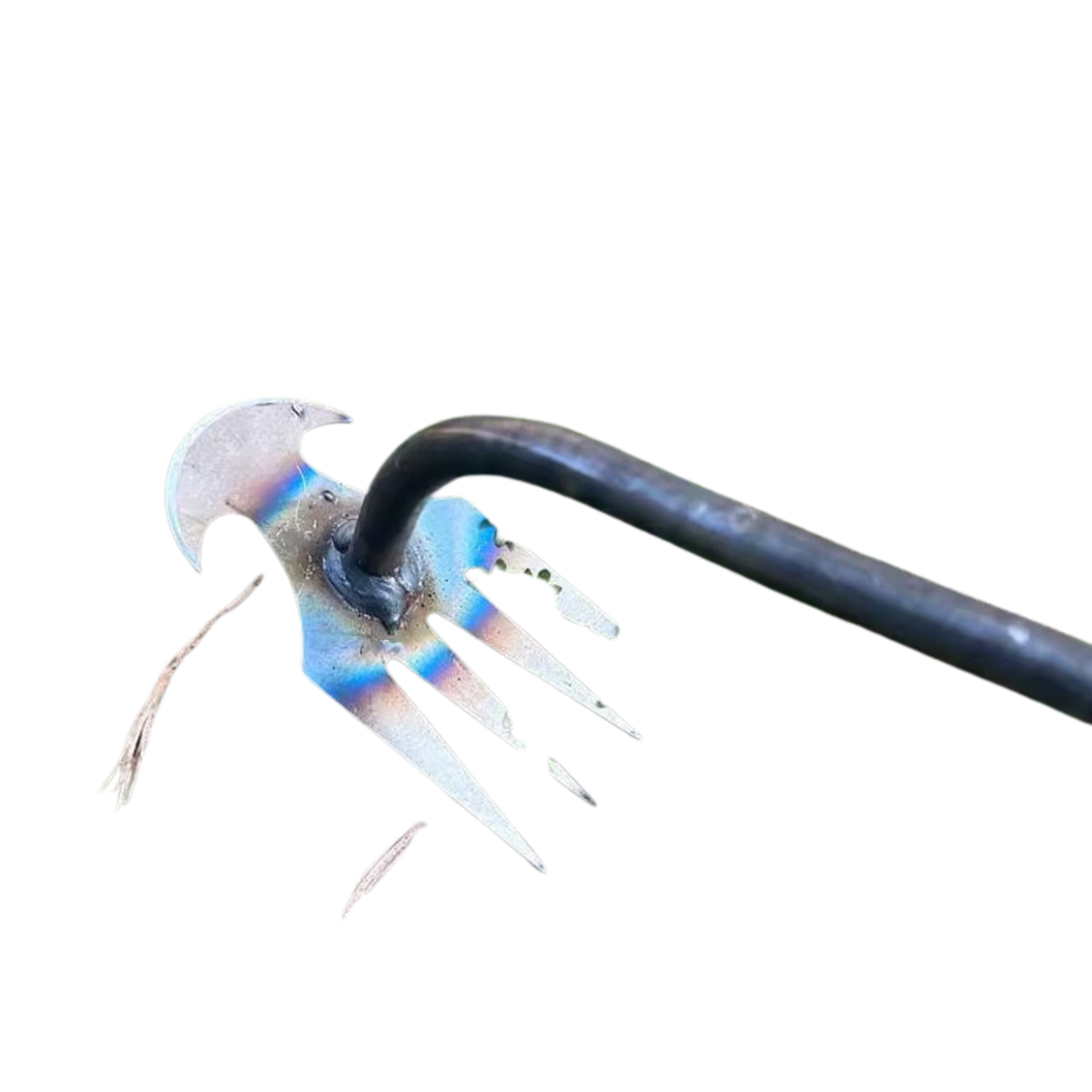 Robuster Metall-Unkrautentferner mit ergonomischem Griff für effiziente Gartenpflege in Beeten und auf Wegen.