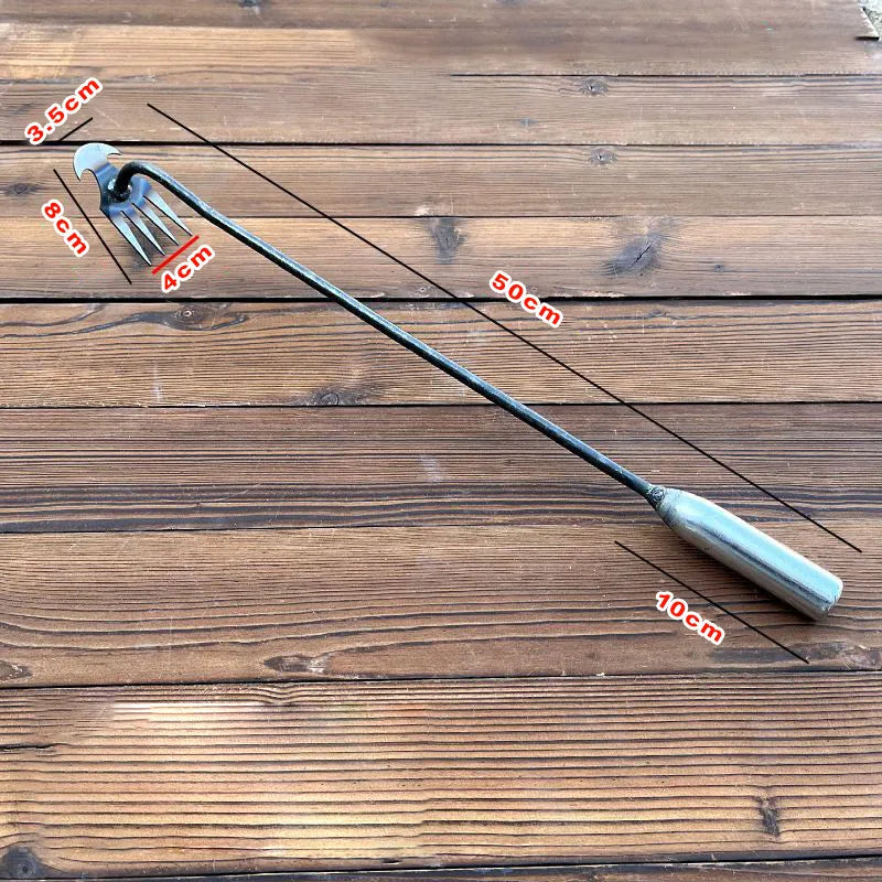 Detailansicht: Robuster Metall-Unkrautentferner mit langem Schaft und bequemen Griff, ideal für die Gartenhilfe.