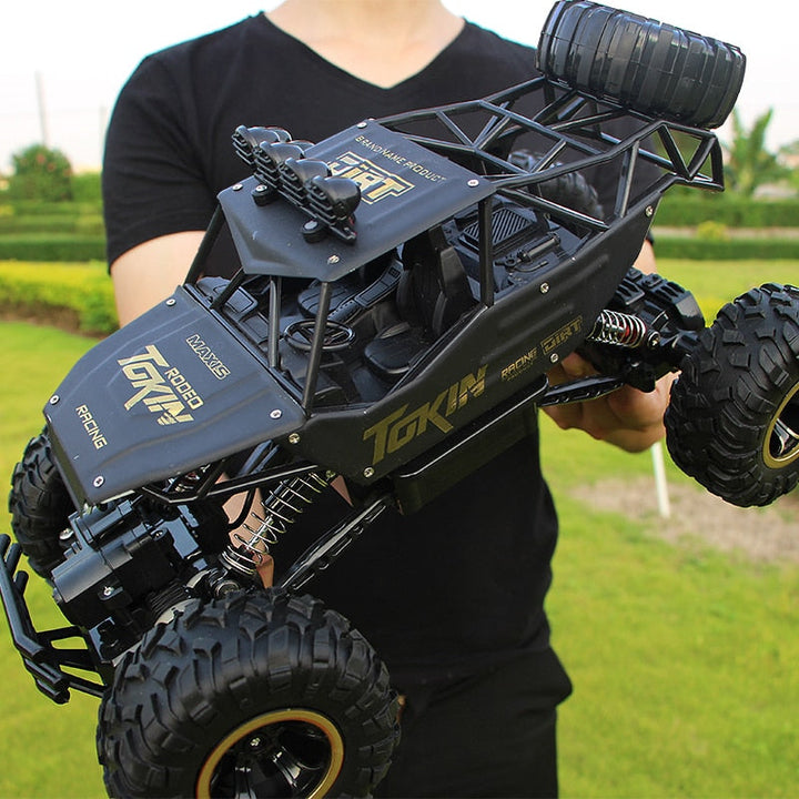 Attraktive Verpackung des 4x4 RC Offroad Autos, ideales funkgesteuertes Spielzeug als Kinder Geschenk.