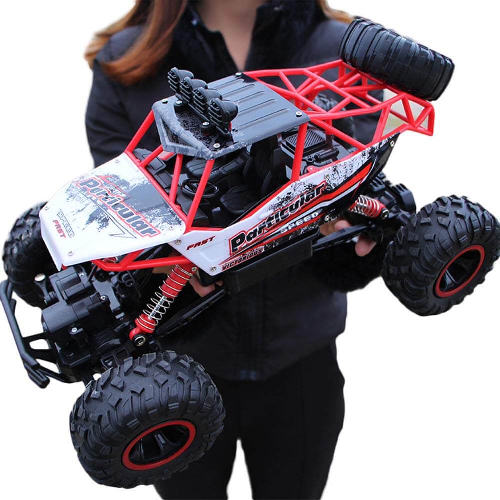 Ferngesteuertes 4x4 Auto springt über einen Hügel, dynamisches Offroad Monster Truck Abenteuer.