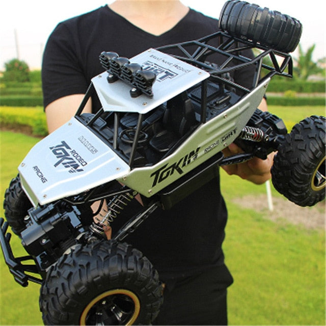 Extrem robustes 4x4 ferngesteuertes Auto, widerstandsfähiger RC Monster Truck für raues Gelände.