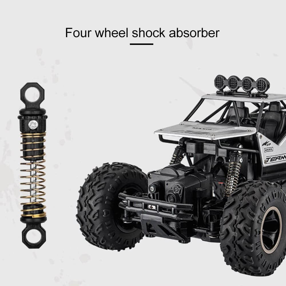 Dynamisches RC Offroad Monster Truck 4x4 fährt durch Sand, funkgesteuertes Outdoor Spielzeug für Kinder.