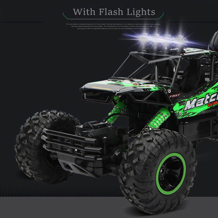 Detailaufnahme der robusten Reifen & Federung des 4x4 Rock Crawlers, perfekt für schwieriges Gelände.