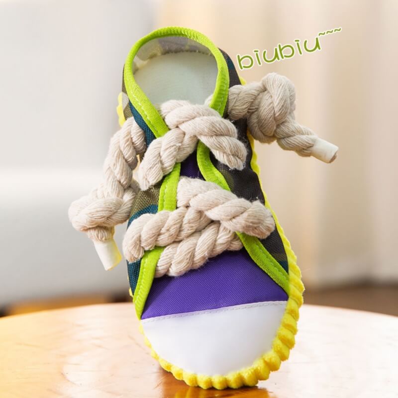Detailreiches Hunde Beißspielzeug in lustiger Schuhform, motiviert zum Kauen, Spielen & Entdecken.