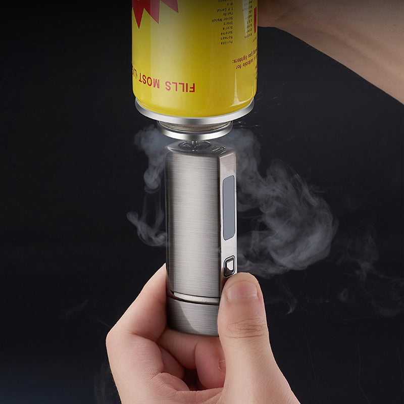 Hochwertiges Jet-Feuerzeug als Geschenk: robust, winddicht, wiederaufladbar mit Dreifachflamme & Lochfunktion.