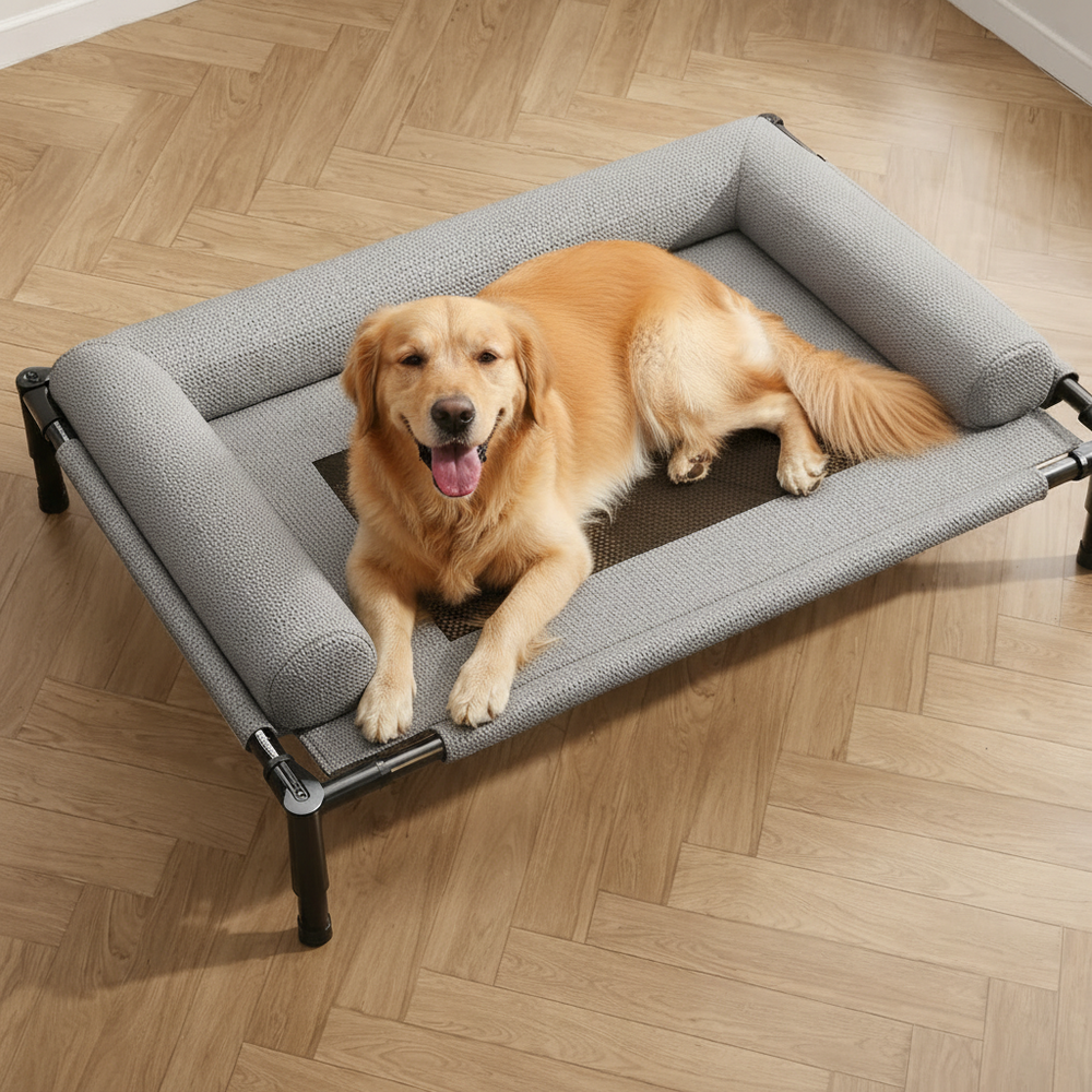 Kühles, belüftetes Hundebett für den Außenbereich, ideal als robuste Hundeliege im Garten. Komfortabel.