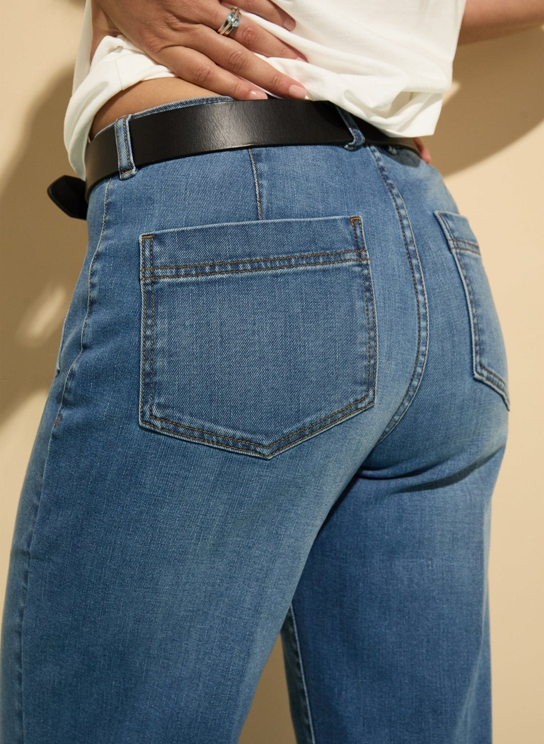 Stylische Damen Jeans: hoher Bund, weites Bein, Stretch. Komfortable Freizeithose in Indigo.
