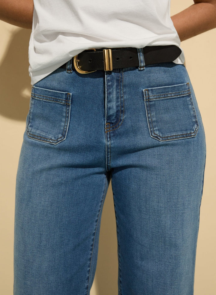 Vielseitige Damenjeans mit hohem Bund, weitem Bein und flexiblem Stretch für maximale Bewegungsfreiheit.