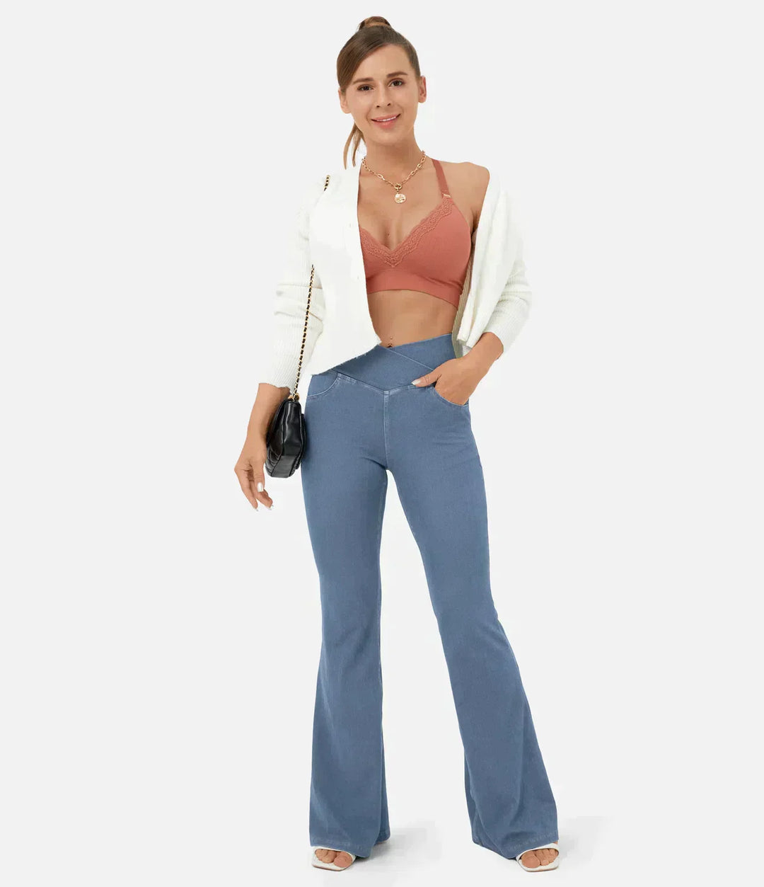 Elegante rosa Bootcut-Damenjeans. High Waist, dehnbar, ideal für stilvolle und bequeme Freizeit-Looks.