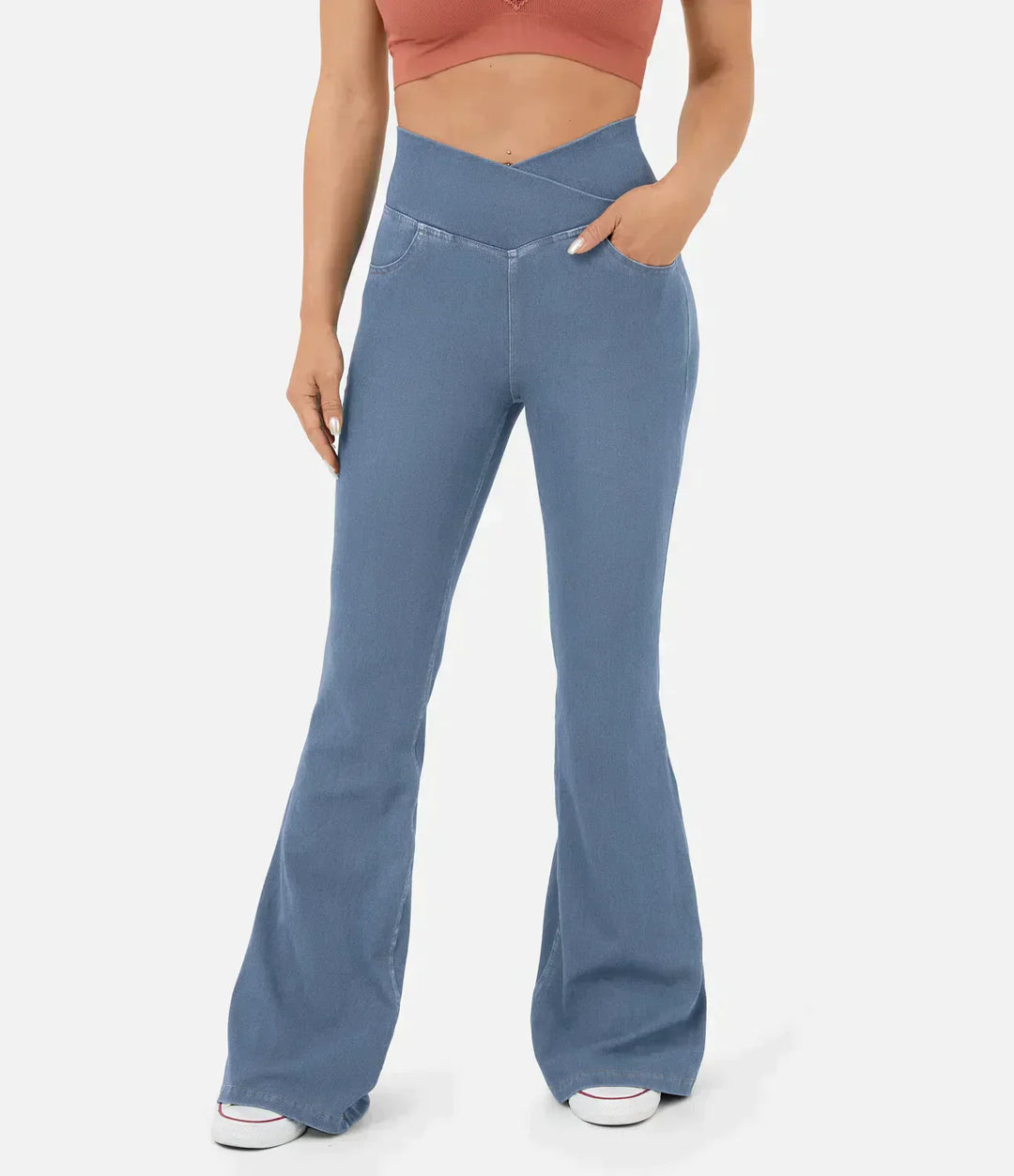 Komfortable rosa Stretch-Jeans für Damen im Bootcut-Schnitt. Hoher Bund, modern, für jeden Tag geeignet.