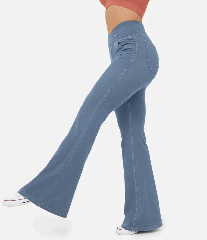 Stilvolle High Waist Bootcut-Jeans in Rosa für Damen. Bequem, dehnbar und perfekt für moderne Freizeitmode.