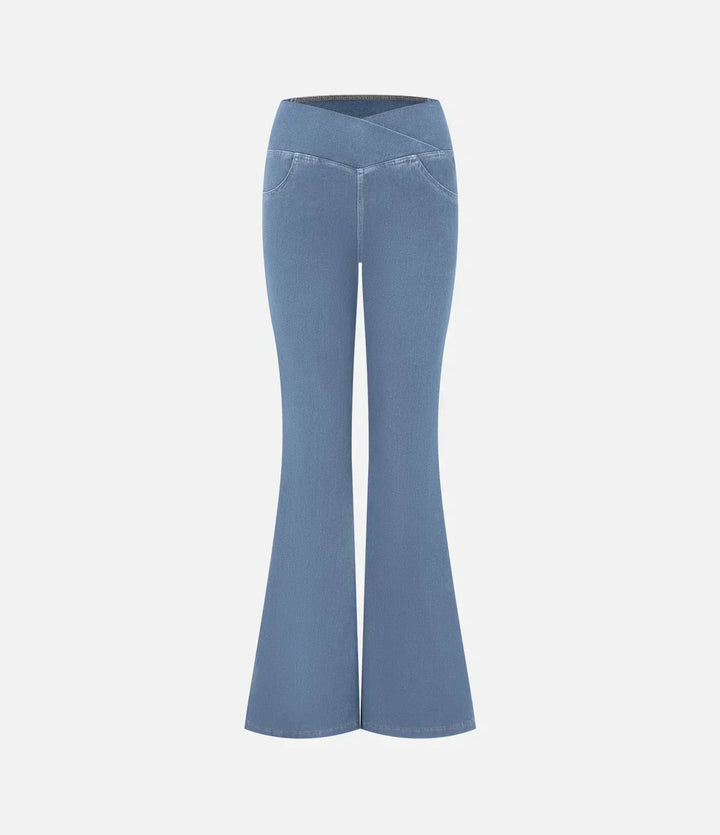 Feminine rosa Bootcut-Jeans für Damen. Hoher Bund, Stretch-Komfort, ideal für Frühling & Sommer-Outfits.