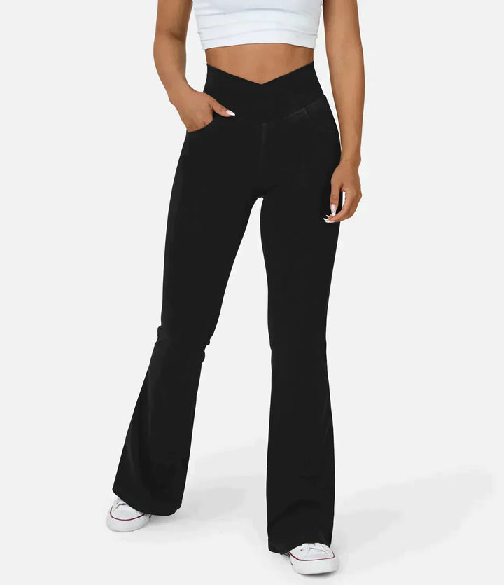 Rosa Damenjeans im Bootcut-Stil. High Waist, Stretch, modern und vielseitig für stilvolle Alltagslooks.