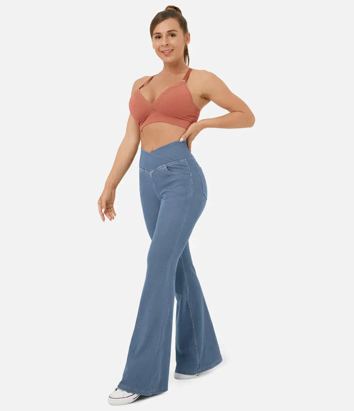Frühlingshafte rosa Damen Bootcut-Jeans. Hoher Bund, Stretch, modisch und komfortabel für die warme Jahreszeit.