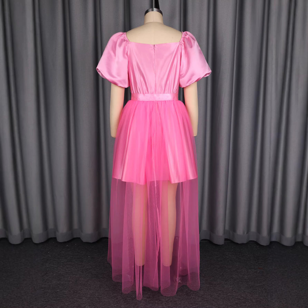 Elegantes Damen Abendkleid in Rosa, mit voluminösem Tüllrock und modischen Puffärmeln, für Partys.